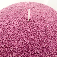 Farebná sypaná sviečka PowderCandle 50hodin – fialový vosk