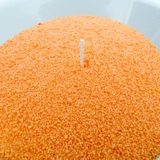 Barevná sypaná svíčka PowderCandle 50hodin – oranžový vosk