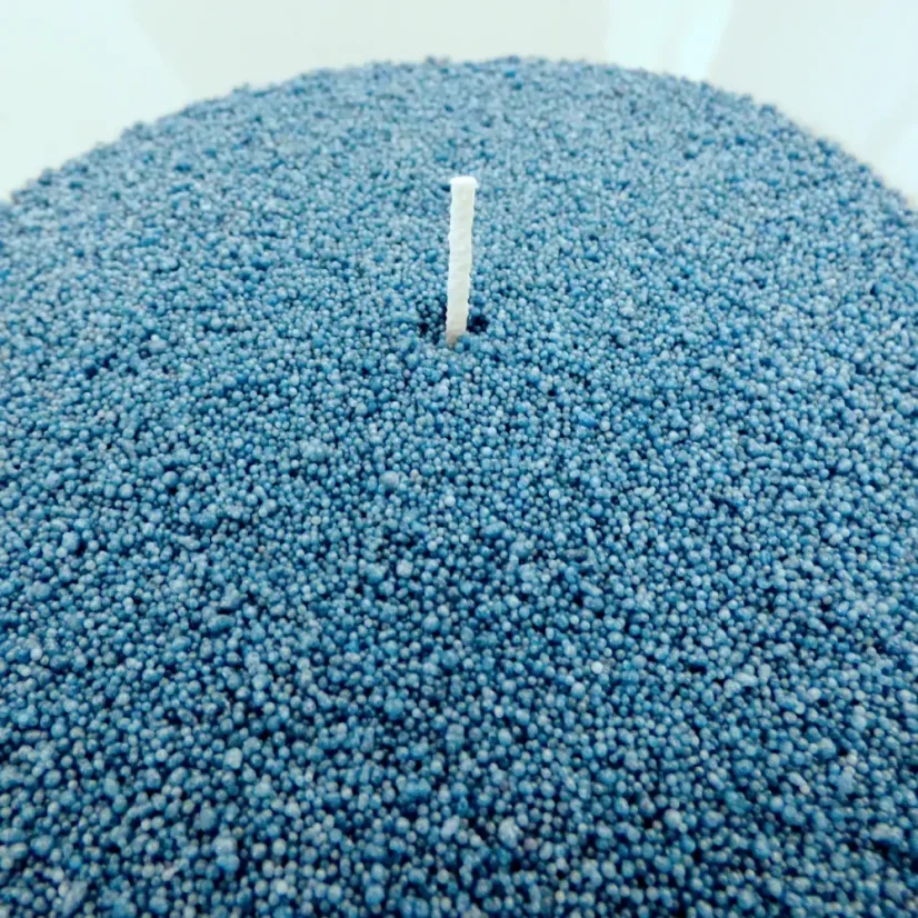 Farebná sypaná sviečka PowderCandle 100hodin – oceánovo modrý vosk